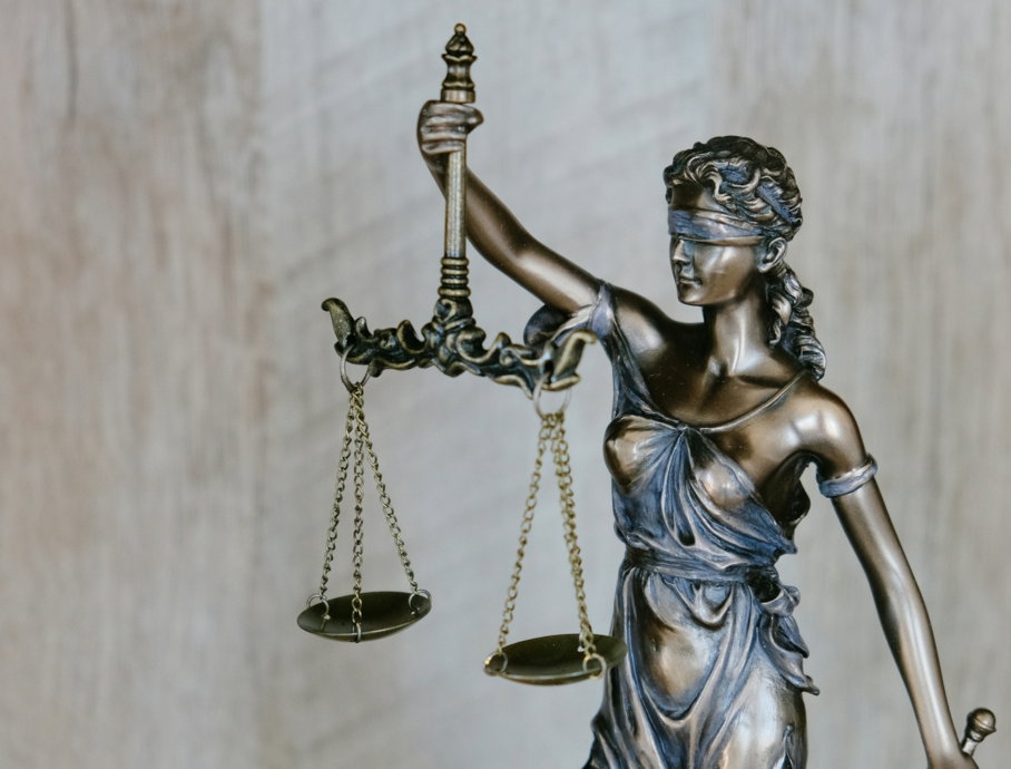 Estátua da Justiça — Koch Advocacia & Consultoria